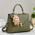 Sac à main minimaliste en cuir grainé vert foncé avec fermoir doré et pendentif en peluche - Vert