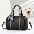 Elegante borsa Boston nera con manici marroni e foulard pied-de-poule su sfondo bianco - Nero