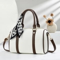 Borsa a mano Boston bianca con manici marroni e foulard pied-de-poule su supporto - Bianco puro