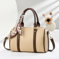 Borsa Boston beige con finiture in pelle marrone e sciarpa di seta pied-de-poule - Albicocca