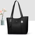 Détails du sac cabas en cuir noir grainé avec logo métallique argenté et pendentif élégant - Noir