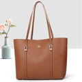 Dettaglio borsa tote in pelle marrone con logo argento e fibbie decorative - Giallo Terra