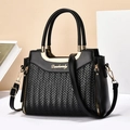 Gros plan détaillé de la texture tissée en V sur un sac à main en cuir noir de qualité - L25 H19 L12cm / Style 1 Noir