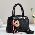 Bolso grande negro con textura de rayas, cierre giratorio y colgante de oso peluche - Negro