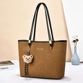 Borsa tote marrone scamosciata con manici neri e ciondolo a forma di orsetto peluche - Stile 1 (Doppia Tracolla) / Giallo Terra