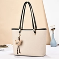 Borsa tote beige testurizzata con manici neri e ciondolo a forma di orso marrone - Stile 1 (Doppia Tracolla) / Bianco Sporco