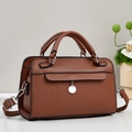 Bolso cuadrado marrón textura lichi con colgante plateado y correa de hombro ajustable - Marrón