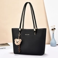 Borsa tote nera minimalista con scritte dorate e ciondolo a forma di orsetto - Stile 1 (Doppia Tracolla) / Nero