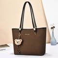 Borsa tote minimalista marrone scuro testurizzata con ciondolo a forma di orsetto - Stile 1 (Doppia Tracolla) / caffè