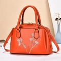 Elegante hellorangefarbene PU-Leder Handtasche mit weißer Blumenstickerei und Griffen - Orange