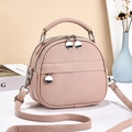 Dettaglio di piccola borsa a tracolla rosa chiaro con texture in pelle e finiture argento - Rosa