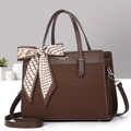 Dunkelbraune Damenhandtasche aus Kunstleder mit V-Webmuster und dekorativem Seidenschal - Kaffeebraun