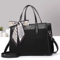 Detail der schwarzen Handtasche aus Leder und Strick mit Logo und bedrucktem Seidenschal - Schwarz