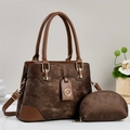 Braunes Handtaschen-Set aus strukturiertem Leder mit K-Metall-Logo und Schultergurt - Kaffeebraun