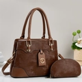 Vue détaillée du set de sacs en similicuir marron avec logo K doré et ferrures en métal - Marron