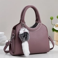 Sac seau chic en cuir mauve texturé avec détails argentés et breloque en peluche - Violet