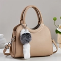 Sac seau beige en cuir litchi avec poignée supérieure et breloque renard en peluche - Kaki