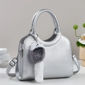 Détail du sac seau argenté avec bandoulière chaîne et breloque en peluche douce - Argent
