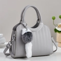 Borsa a secchiello grigia con trama a nido d'ape, hardware argento e ciondolo - Grigio