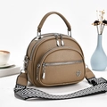 Minimalistische Muscheltasche in Khaki mit Litschistruktur und breitem Webgurt - Dunkelbeige
