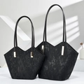 Bolso tote de cuero negro con abertura en V y cierre metálico dorado de alta calidad - Negro