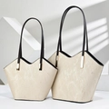 Bolso tote beige minimalista con correas negras y corte en V en tamaños grande y mediano - Blanco Roto