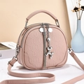 Détail du sac bandoulière rose avec chaîne argentée et breloque chien ballon - Rose
