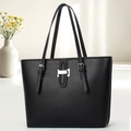 Borsa a mano nera in pelle a grana litchi con fibbie argento in ambiente moderno - Nero