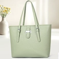 Dettaglio borsa tote verde salvia in pelle testurizzata con fibbie metalliche argentate - Verde