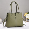 Borsa tote verde oliva in pelle con trama litchi, doppi manici e dettagli in metallo argento - Verde