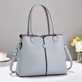 Texture dettagliata della borsa grigio-azzurro chiaro con motivo litchi e tracolla - Azzurro