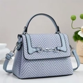 Sac bandoulière élégant bleu clair avec motif chevron et chaîne en métal argenté - Bleu