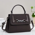 Détail du sac bandoulière en tissu texturé marron foncé avec lanière en cuir et boucle - café