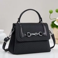 Détail du sac bandoulière en tissu chevron noir avec boucle mors argentée et poignée - Noir
