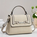 Détail du sac bandoulière en tricot à chevrons avec bordure en cuir gris et chaîne argentée - Khaki