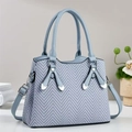 Sac à main bleu gris avec texture à chevrons, rivets argentés et poignées supérieures - Bleu