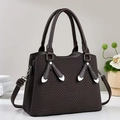 Sac à main marron foncé pour femme avec tissu texturé et breloques en métal en forme de chat - Café