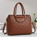 Bolso tote de cuero marrón con grabado geométrico y correa de hombro ajustable - Amarillo Tierra