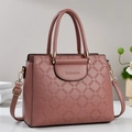 Bolso tote de cuero sintético rosa con relieve geométrico y correa ajustable - Rosa