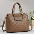 Detalle del bolso tote de cuero marrón con relieve de patrón G y herrajes dorados - Caqui