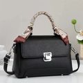 Sac à bandoulière chic en cuir noir grainé avec poignée foulard et fermoir argenté - Noir