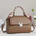 Borsa a tracolla marrone grana litchi con manico foulard seta e chiusura a vite - Cachi