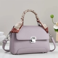 Borsa a mano color lavanda motivo litchi con chiusura argento e manico con foulard - Viola Chiaro
