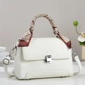 Détail du sac à main blanc en cuir grainé avec fermoir argenté et poignée en foulard de soie - Blanc