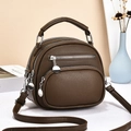 Mini sac bandoulière en cuir marron à motif litchi avec trois compartiments zippés - café