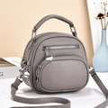 Détail de sac à main en similicuir gris avec compartiments à glissières métalliques - Gris