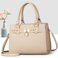 Borsa a mano beige in ecopelle con borchie dorate e tracolla per uso ufficio quotidiano - Albicocca