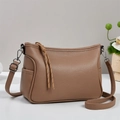 Détail de la texture cuir caramel et des finitions argentées d'un grand sac cabas - Khaki
