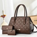 Set di tre borse in pelle goffrata marrone scuro con motivo geometrico e dettagli oro - caffè
