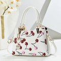 Elegante borsa in pelle bianca con stampa ciliegie e ciondolo a cuore dorato - Bianco Sporco